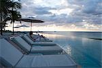 Femme sur une chaise longue de la piscine à débordement, Grand Bahama Island, Bahamas