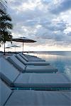 Chaises longues de la piscine à débordement, Grand Bahama Island, Bahamas