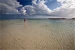 Femme debout dans la lagune, Grand Bahama Island, Bahamas