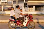 Père et deux fils sur une motocyclette dans le centre de la ville de Vientiane, au Laos, Indochine, Asie du sud-est, Asie