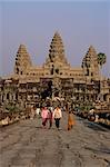 Stone causeway gates, Angkor Wat, UNESCO World Heritage Site, Angkor, Siem Reap, Cambodia, Indochina, Southeast Asia, Asia