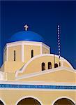Eglise avec inscription et dôme bleu, dans le village d'Oia, Santorini (Thira), Cyclades, îles grecques, Grèce, Europe