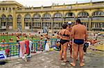 Badegäste in den Szechenyi Thermalbäder in Budapest, Ungarn, Europa