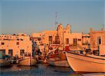 Pêche des bateaux dans le port de Naoussa, Paros, Cyclades, îles grecques, Grèce, Europe
