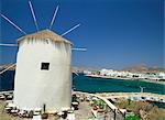 Moulin à vent et la ville de Paroikia sur Paros, Cyclades, îles grecques, Grèce, Europe