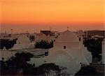 Dômes blancs de la Chora au coucher du soleil sur Folegandros, Cyclades, îles grecques, Grèce, Europe