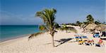 Chaises longues et des palmiers de la plage d'Ancon à côté de l'hôtel Brisas del Mar, Trinidad, Cuba, Antilles, Amérique centrale