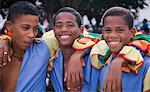 Jeunes garçons vêtus de costumes colorés pour une école festival, Santiago de Cuba, Cuba, Antilles, l'Amérique centrale