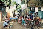English Street mit Zeichen, Imbissstände und Mann mit Fahrrad in der Stadt Phnom Penh, Kambodscha, Indochina, Südostasien, Asien