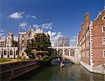 An der Cam am St John's College, Cambridge, Cambridgeshire, England, Vereinigtes Königreich, Europa Sehenswürdig unter der Seufzerbrücke