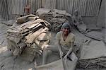 Garçons réparent les sacs de toile de jute pour le moulin à farine, Ahmedabad, Gujarat, Inde, Asie