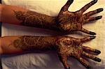 Décoration des mains au henné colorant pour une mariée, processus Mehendi, northern India, Inde, Asie