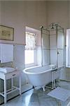 Einer der ursprünglichen Badezimmer aus den 1930er und 1940er Jahren, mit Zubehör, importiert aus Großbritannien, Udai Bilas Palace, Dungarpur, Rajasthan Zustand, Indien, Asien