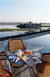 État de la piscine surplombant le lac à Dungarpur, Udai Bilas Palace, Dungarpur, Rajasthan, Inde, Asie