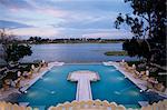 Das Schwimmbad mit Blick auf den See bei Dungarpur, Udai Bilas Palace, Dungarpur Rajasthan Zustand, Indien, Asien