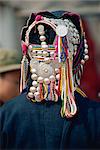 Gros plan d'argent et de perles sur un chapeau Aini Hani à Menghai, Yunnan Province, Chine, Asie