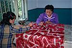 Application de cire pendant le tournage de batik cloth, Duyun, Guizhou, Chine, Asie