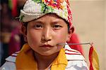 Portrait d'un garçon tibétain avec aiguille insérée dans sa joue, au cours de la fête de la moisson, Coming of Age, au Qinghai, Chine, Asie