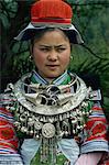 Gejia en costume de festival avec des bijoux en argent, Guizhou, Chine, Asie