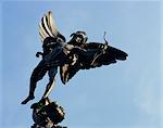 Gros plan de la statue de Eros sur Shaftesbury Memorial, Piccadilly Circus, Londres, Royaume-Uni, Europe