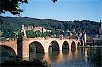 Le vieux pont sur la rivière Neckar, avec le château au loin, Heidelberg, Allemagne, Europe
