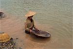 Gold-panning in der Mekong-Fluss, Laos, Indochina, Südostasien, Asien