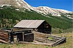 Cabane en rondins au site de la ville l'indépendance fondée 1879 quand découvert de l'or, longtemps abandonnée, avec les monts Sawatch, partie des Rocheuses, à Aspen, Colorado, États-Unis d'Amérique, l'Amérique du Nord