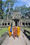 Buddhistische Mönche zu Fuß in Richtung der Ta Prohm Tempel, Angkor, UNESCO World Heritage Site, Siem Reap, Kambodscha, Indochina, Asien