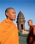 Moines bouddhistes devant le Monument de l'indépendance, Phnom Penh, Cambodge, Indochine, Asie du sud-est, Asie