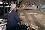 Femme de tissage de tapis de laine sur un métier à tisser dans un atelier à Kusadasi, Anatolie, Turquie, Asie mineure, Eurasia