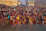 Rituels du matin religieux hindous dans le Gange (Ganga), Makar San Kranti festival, Varanasi (Bénarès), l'Etat d'Uttar Pradesh, Inde