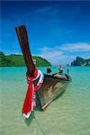 Bateau Longtail typique, Ao Dalam Bay, île de Phi Phi Don, Province de Krabi, Thaïlande, Asie