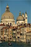 L'église Santa Maria della Salute, vu traverser le Grand Canal, depuis le pont de l'Academia, Venise, patrimoine mondial de l'UNESCO, Veneto, Italie, Europe