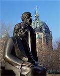 Statues de Marx et Engels, avec le Dom (cathédrale), derrière, Berlin, Allemagne, Europe