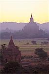 Anciens temples et pagodes au crépuscule, Bagan (Pagan), Myanmar (Birmanie)