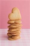 Pile de biscuits en forme de coeur