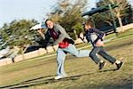 Vater und Sohn spielen mit Spielzeug-Shuttle im Park