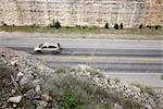 Obenliegende Ansicht des Autos unterwegs im Texas Hill Country, Texas, USA