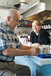 Homme en bavardant avec une serveuse de café