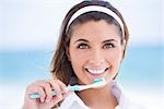 Femme se brosser ses dents