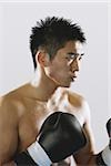 Boxeur japonais avec des gants et la transpiration