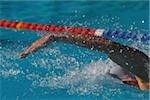 Jeune nageur australien faisant nage papillon