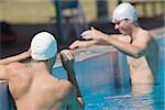 Nageurs australiens debout à la ligne de départ dans la piscine