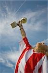 Joueur de football acclamant avec trophée