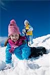 Deux enfants jouant dans la neige
