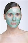 Femme avec masque facial