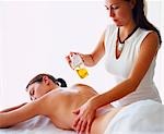 femme donnant une autre femme un massage du dos