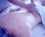 femme donnant une autre femme un massage du dos