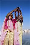 Frauen bei der Hindu Wallfahrt zum Heiligen Pushkar Lake, Bundesstaat Rajasthan, Indien, Asien