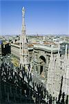 Blick auf die Stadt vom Dach der Duomo (Kathedrale), Milan, Lombardia (Lombardei), Italien, Europa